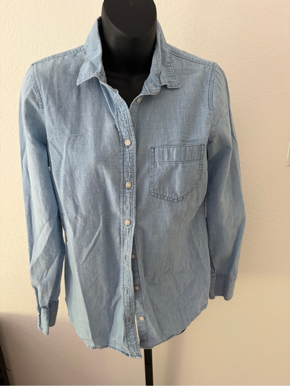 J. Crew Women’s Blue Chambray Long-Sleeve Button-Down Shirt, size S
